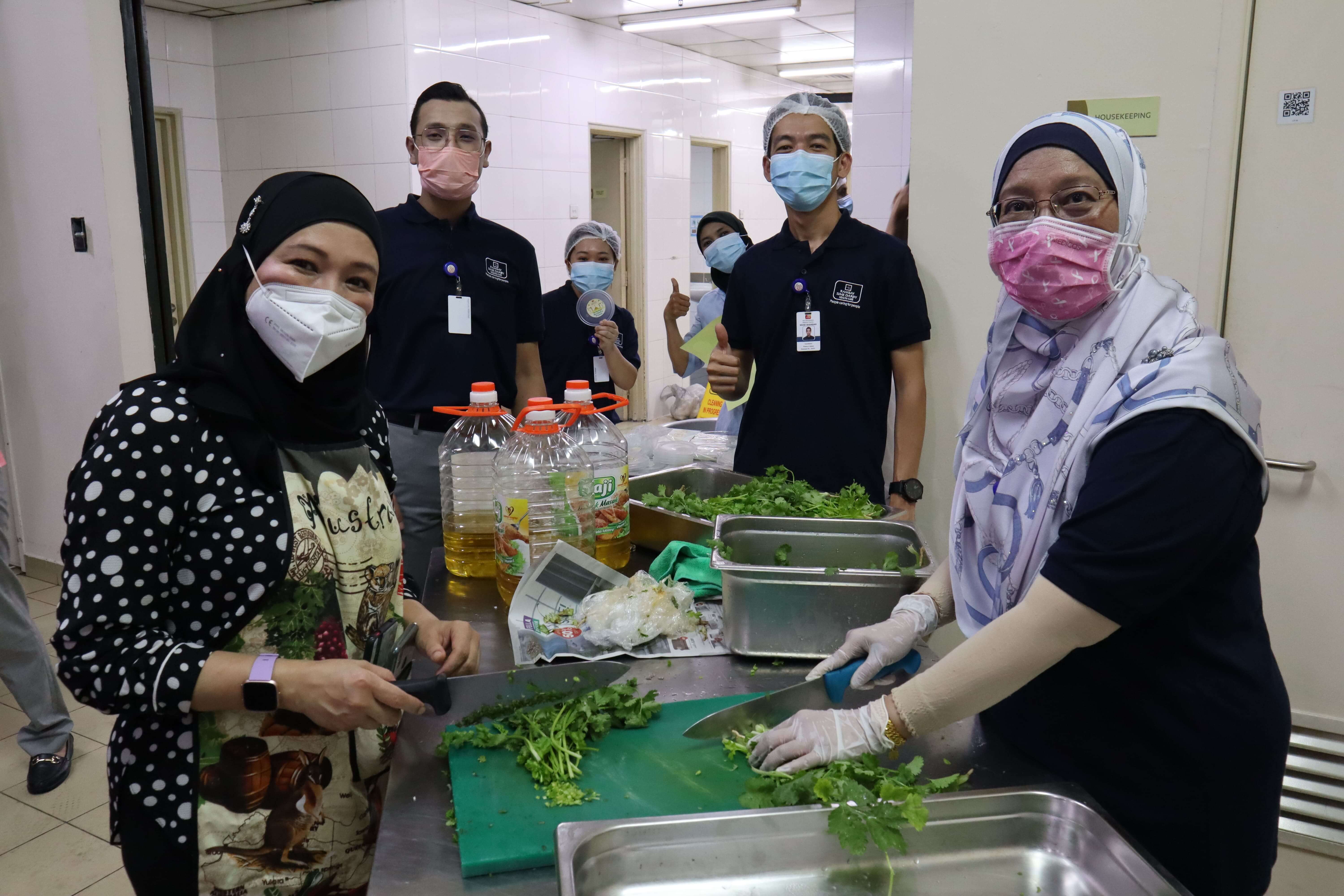 CEO, Drs and staff of ADMC cooking the bubur lambuk
